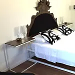 Bed & Breakfast Art Lab